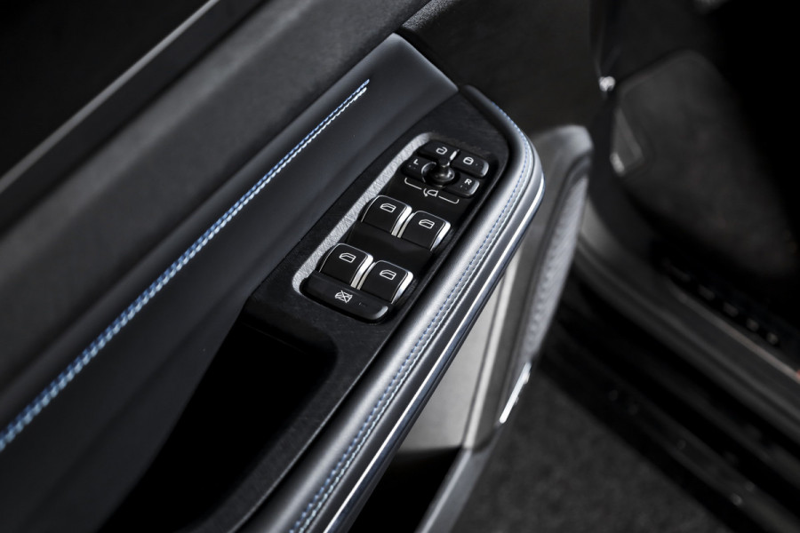 Lynk & Co 01 1.5 PHEV 261PK MY22 | Black Pakket | 360 Camera  | 7.4 kWh Boordlader | S/K-panodak | Adapt. Cruise | Memory | Elek. klep | LM 20" |