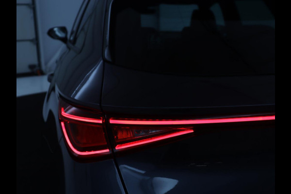Seat Leon Sportstourer 1.5 TSI FR | Half leder | Cruise control | Climate control | Sfeerverlichting | Park assist | Carplay | Full LED | Virtueel dashboard | 18" velgen