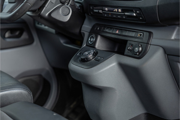 Opel Vivaro 2.0 CDTI L2H1 | L+R Schuifdeur | Automaat | CarPlay | Camera | Stoelverwarming | Trekhaak | F1 Flippers | Cruise control | Bedrijfswageninrichting | 3-Zitter | Nieuwe APK