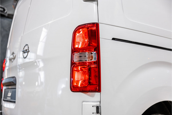 Opel Vivaro 2.0 CDTI L2H1 | L+R Schuifdeur | Automaat | CarPlay | Camera | Stoelverwarming | Trekhaak | F1 Flippers | Cruise control | Bedrijfswageninrichting | 3-Zitter | Nieuwe APK