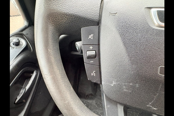 Iveco Daily 35C14 2.3 L2H2 Dubbellucht Airco Cruise control Camera Trekhaak 3,5t Inbouw lucht geveerde stoel