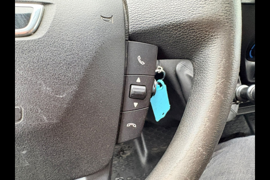 Iveco Daily 35C14 2.3 L2H2 Dubbellucht Airco Cruise control Camera Trekhaak 3,5t Inbouw lucht geveerde stoel