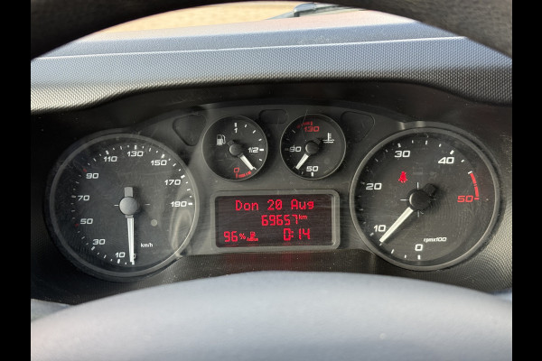 Iveco Daily 35C14 2.3 L2H2 Dubbellucht Airco Cruise control Camera Trekhaak 3,5t Inbouw lucht geveerde stoel