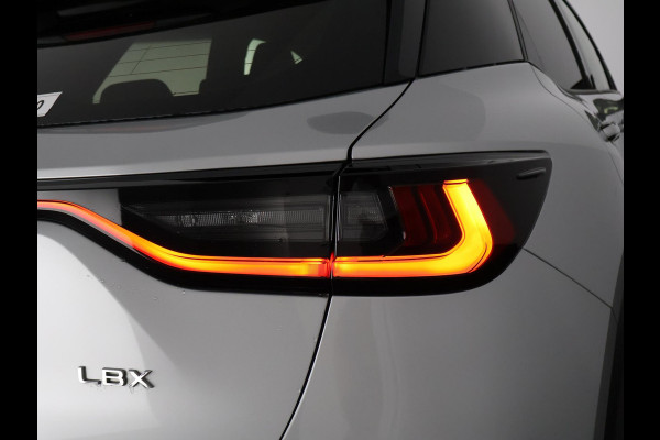 Lexus LBX 1.5 Business Line Bi-Tone 2WD | Dodehoek detectie | Stuur- & Stoelverwarming | Navigatie | Parkeersensoren
