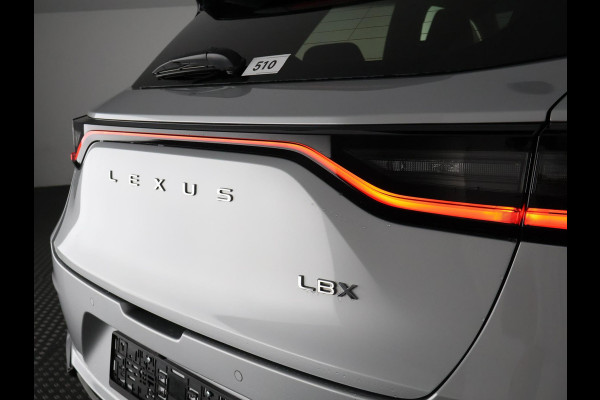 Lexus LBX 1.5 Business Line Bi-Tone 2WD | Dodehoek detectie | Stuur- & Stoelverwarming | Navigatie | Parkeersensoren
