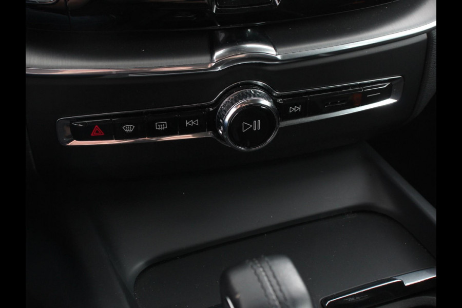 Volvo XC60 2.0 B4 Automaat Momentum Apple Carplay / Android Auto Adaptive Cruise Control Camera Lane/Side Assist Elektrische Achterklep Stoelverwarming
