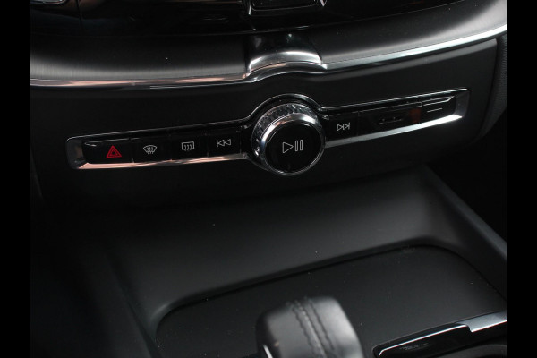 Volvo XC60 2.0 B4 Automaat Momentum Apple Carplay / Android Auto Adaptive Cruise Control Camera Lane/Side Assist Elektrische Achterklep Stoelverwarming