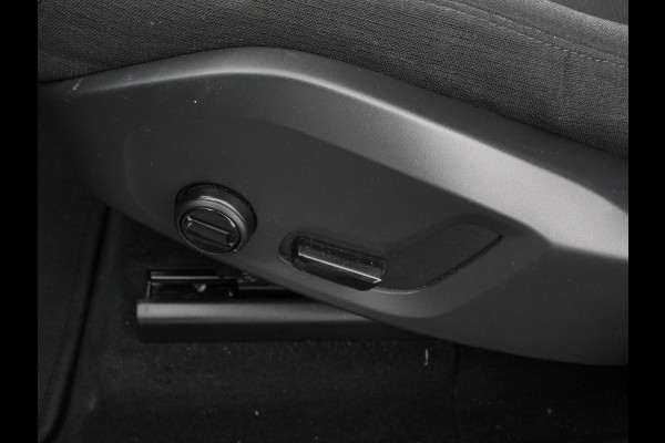 Volvo XC60 2.0 B4 Automaat Momentum Apple Carplay / Android Auto Adaptive Cruise Control Camera Lane/Side Assist Elektrische Achterklep Stoelverwarming