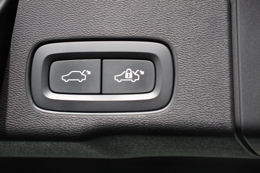 Volvo XC60 2.0 B4 Automaat Momentum Apple Carplay / Android Auto Adaptive Cruise Control Camera Lane/Side Assist Elektrische Achterklep Stoelverwarming