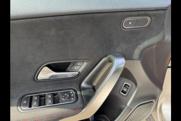 Mercedes-Benz A-Klasse 200 Business Solution VAN: € 26.900- VOOR: € 24.877,- UW HERFSTVOORDEEL: € 2.023,-| ORIG. NL NAP 2E EIG.| 58.000KM!| GLASCOATING| WIDESCREEN| CAMERA| RECENT ONDERHOUD GEHAD, DIRECT LEVERBAAR| AMG | APPLE CARPLAY/ ANDROID AUTO| DODE HOEK SENSOR|