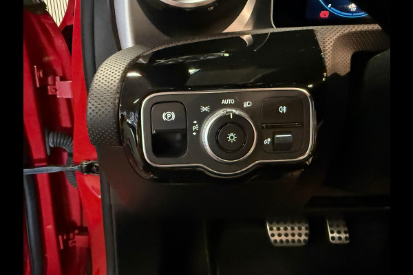 Mercedes-Benz A-Klasse 200 Sedan AMG STYLING-PANORAMA-NIGHT-CAMERA-WIDESCREEN-APPLE CARPLAY