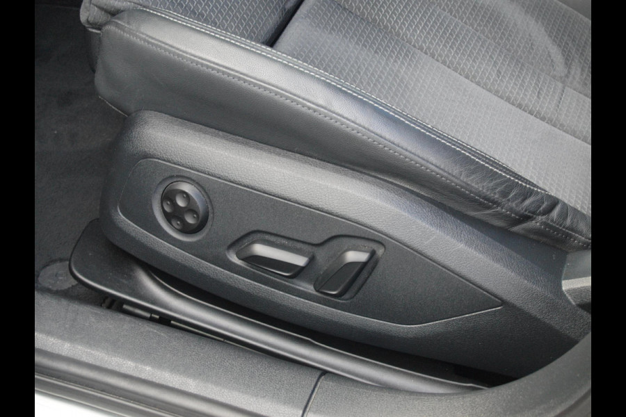 Audi A4 Avant 40 TFSI quattro S edition Competition | Panoramadak | Camera | Bang & Olufsen | Memory stoelen | Sfeerverlichting | NL-Auto |