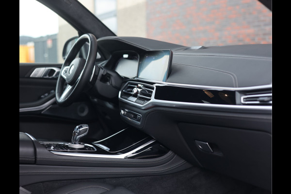 BMW X7 40i xDrive | HUD - Sky Lounge