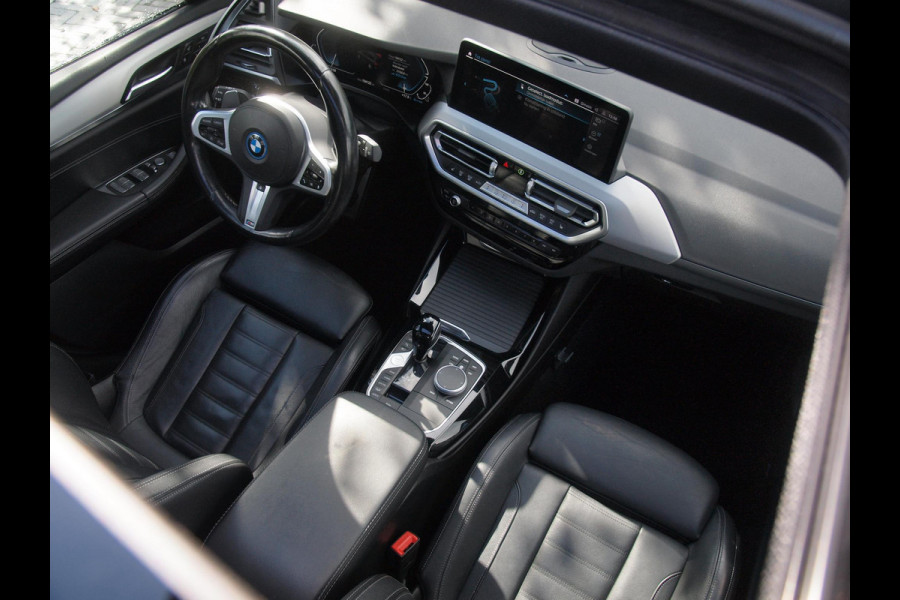 BMW X3 xDrive30e Business Edition Plus | M-Pakket | Panoramadak | Trekhaak | Head-Up Display | 360 Camera | Sfeerverlichting | LED-Laser |