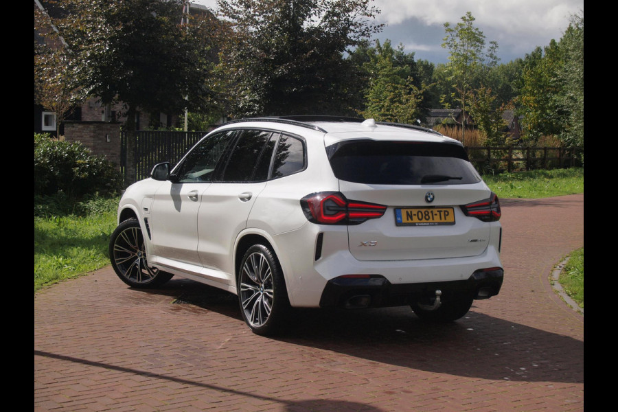 BMW X3 xDrive30e Business Edition Plus | M-Pakket | Panoramadak | Trekhaak | Head-Up Display | 360 Camera | Sfeerverlichting | LED-Laser |