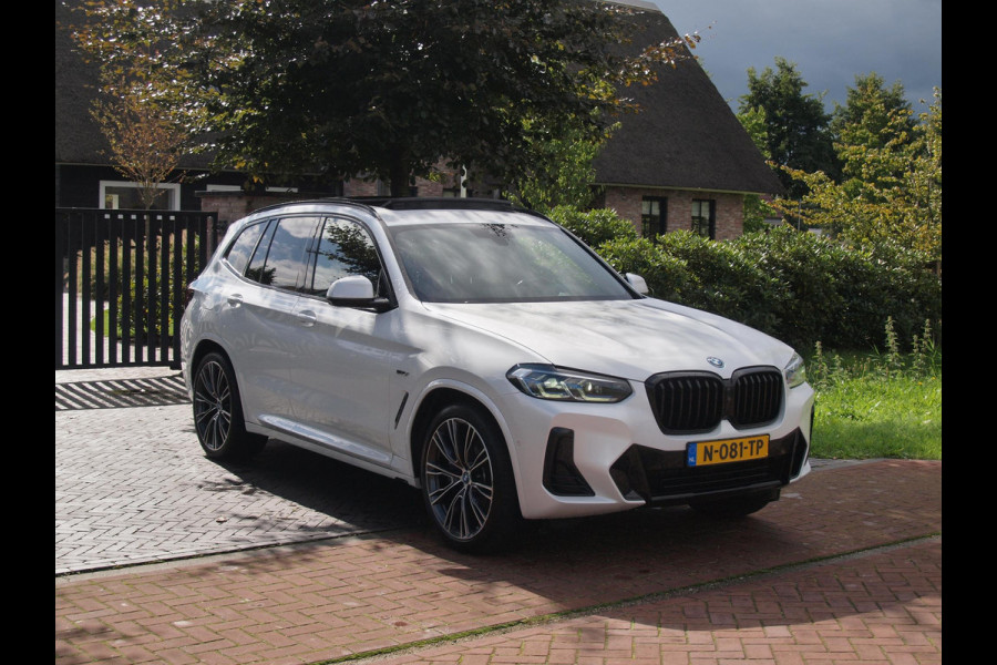 BMW X3 xDrive30e Business Edition Plus | M-Pakket | Panoramadak | Trekhaak | Head-Up Display | 360 Camera | Sfeerverlichting | LED-Laser |