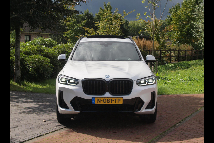 BMW X3 xDrive30e Business Edition Plus | M-Pakket | Panoramadak | Trekhaak | Head-Up Display | 360 Camera | Sfeerverlichting | LED-Laser |