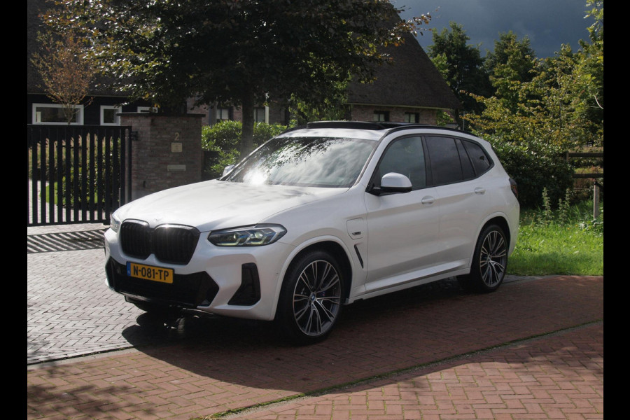 BMW X3 xDrive30e Business Edition Plus | M-Pakket | Panoramadak | Trekhaak | Head-Up Display | 360 Camera | Sfeerverlichting | LED-Laser |