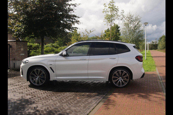 BMW X3 xDrive30e Business Edition Plus | M-Pakket | Panoramadak | Trekhaak | Head-Up Display | 360 Camera | Sfeerverlichting | LED-Laser |