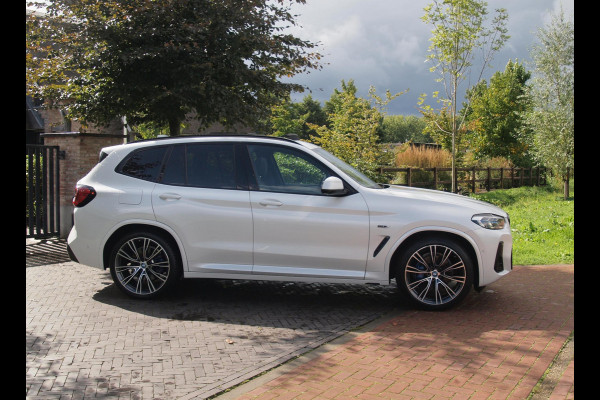BMW X3 xDrive30e Business Edition Plus | M-Pakket | Panoramadak | Trekhaak | Head-Up Display | 360 Camera | Sfeerverlichting | LED-Laser |