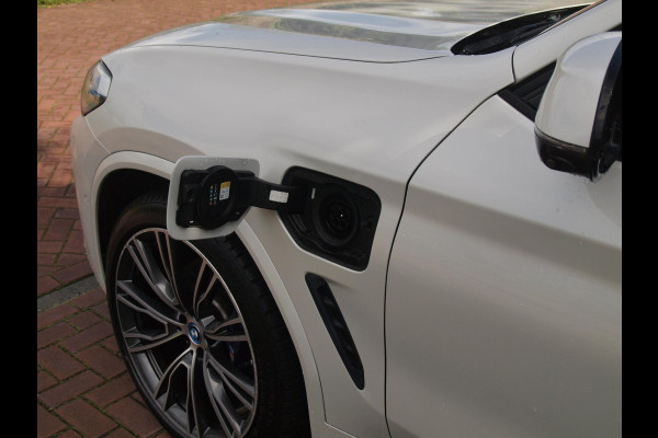 BMW X3 xDrive30e Business Edition Plus | M-Pakket | Panoramadak | Trekhaak | Head-Up Display | 360 Camera | Sfeerverlichting | LED-Laser |