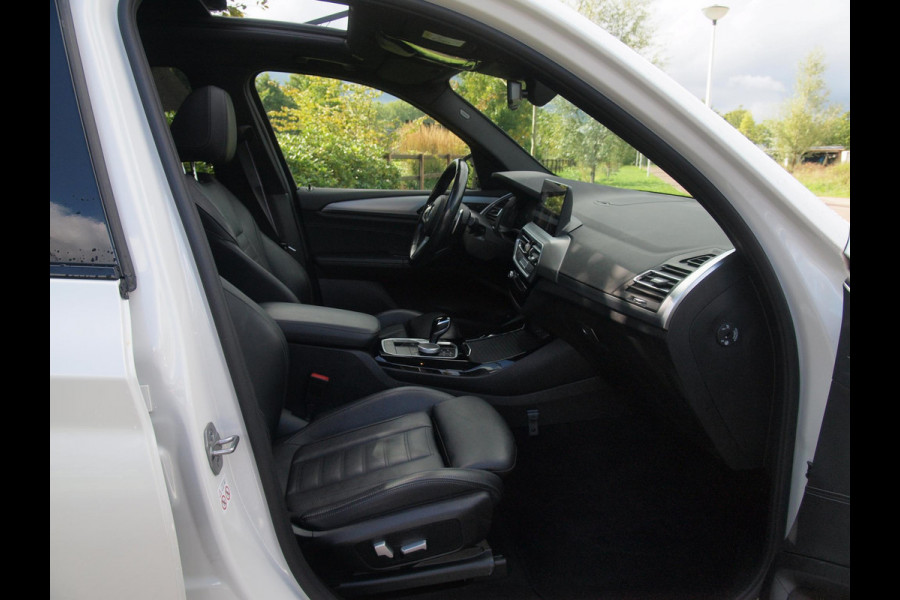 BMW X3 xDrive30e Business Edition Plus | M-Pakket | Panoramadak | Trekhaak | Head-Up Display | 360 Camera | Sfeerverlichting | LED-Laser |