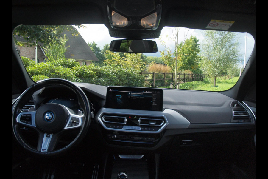 BMW X3 xDrive30e Business Edition Plus | M-Pakket | Panoramadak | Trekhaak | Head-Up Display | 360 Camera | Sfeerverlichting | LED-Laser |