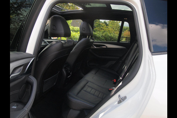 BMW X3 xDrive30e Business Edition Plus | M-Pakket | Panoramadak | Trekhaak | Head-Up Display | 360 Camera | Sfeerverlichting | LED-Laser |
