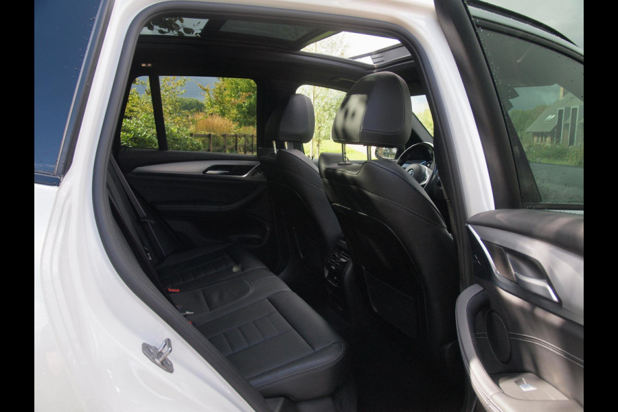 BMW X3 xDrive30e Business Edition Plus | M-Pakket | Panoramadak | Trekhaak | Head-Up Display | 360 Camera | Sfeerverlichting | LED-Laser |