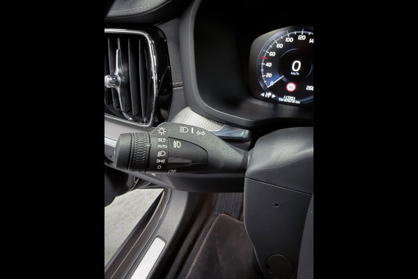 Volvo V60 2.0 T8 Recharge AWD R-Design PANO/MASSAGE+M-LEDER/B&W/360CAM/NAVI/H-UP///