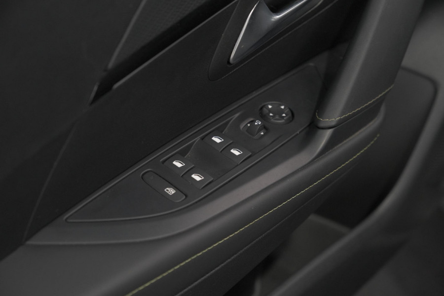 Peugeot 208 1.2 Hybrid 145 e-DCS6 GT | Alcantara Pakket | Camera | Apple Carplay | Stoelverwarming