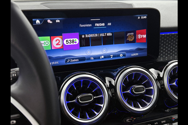 Mercedes-Benz Glb 200 Star Edition LIMITED Panoramadak l Keyless l Trekhaak l Navigatie l Stoelverwarming l Sfeerverlichting l Leder l Achteruitrijcamera Inclusief 24 maanden MB Certified garantie voor Europa.