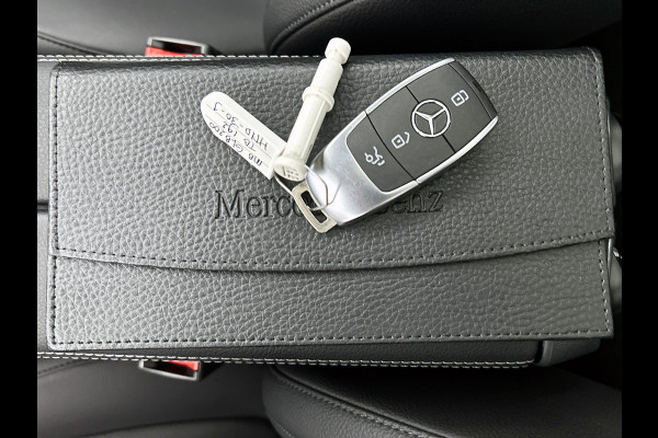 Mercedes-Benz Glb 200 Star Edition LIMITED Panoramadak l Keyless l Trekhaak l Navigatie l Stoelverwarming l Sfeerverlichting l Leder l Achteruitrijcamera Inclusief 24 maanden MB Certified garantie voor Europa.