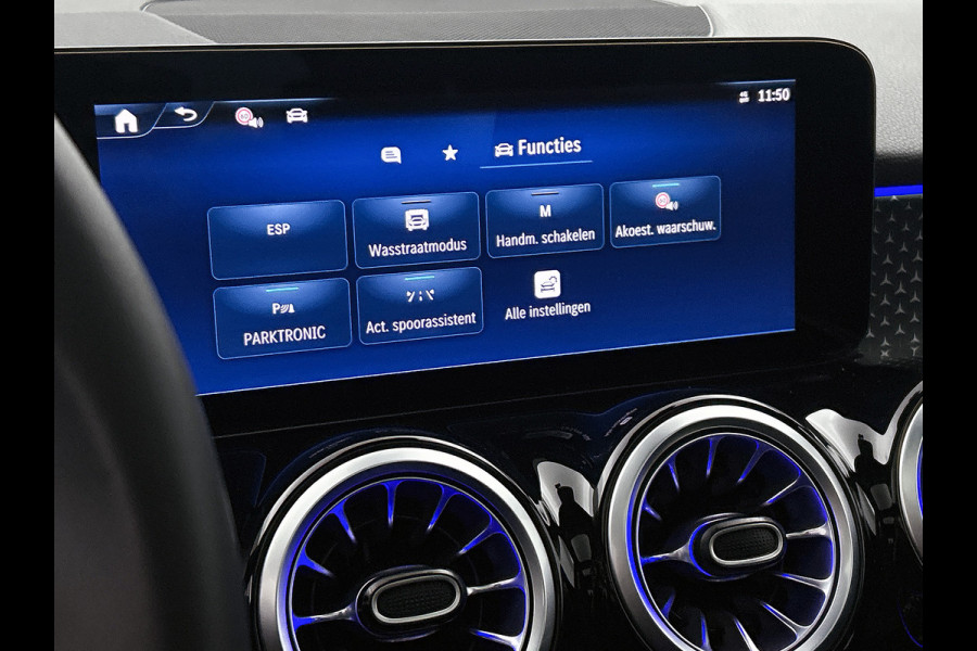Mercedes-Benz Glb 200 Star Edition LIMITED Panoramadak l Keyless l Trekhaak l Navigatie l Stoelverwarming l Sfeerverlichting l Leder l Achteruitrijcamera Inclusief 24 maanden MB Certified garantie voor Europa.
