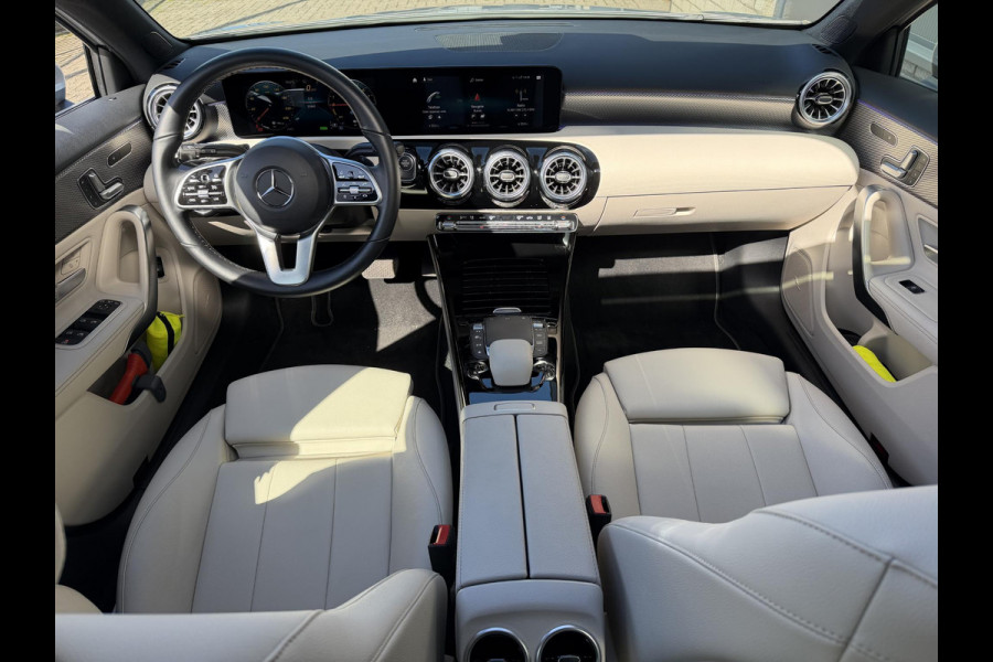 Mercedes-Benz A-Klasse 250 e Business Solution Luxury Limited 17"/Panoramadak/Leder + memory/Stoelverwarming/Camera/Dodehoek/Keyless/Matrix LED