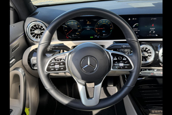 Mercedes-Benz A-Klasse 250 e Business Solution Luxury Limited 17"/Panoramadak/Leder + memory/Stoelverwarming/Camera/Dodehoek/Keyless/Matrix LED