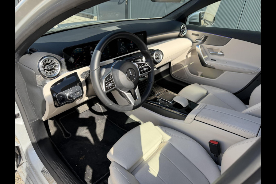 Mercedes-Benz A-Klasse 250 e Business Solution Luxury Limited 17"/Panoramadak/Leder + memory/Stoelverwarming/Camera/Dodehoek/Keyless/Matrix LED
