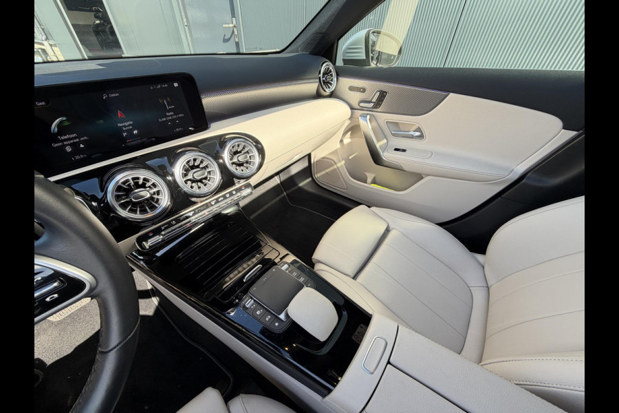 Mercedes-Benz A-Klasse 250 e Business Solution Luxury Limited 17"/Panoramadak/Leder + memory/Stoelverwarming/Camera/Dodehoek/Keyless/Matrix LED