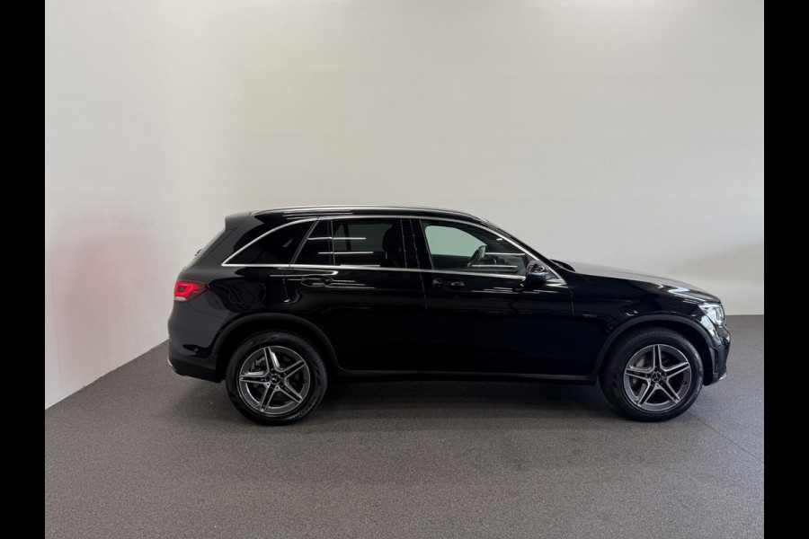 Mercedes-Benz GLC 300e 4MATIC Automaat PHEV AMG Line Navigatie Cruise Control Parkeersensoren Stoelverwarming Panorama dak Matrix LED-koplampen Virtual Cockpit Surround-systeem Burmester Inductielader