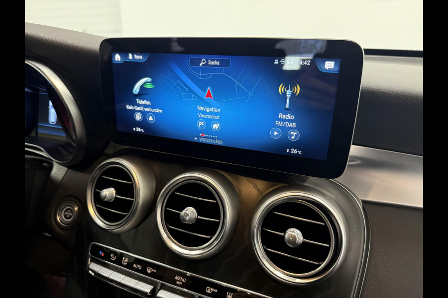 Mercedes-Benz GLC 300e 4MATIC Automaat PHEV AMG Line Navigatie Cruise Control Parkeersensoren Stoelverwarming Panorama dak Matrix LED-koplampen Virtual Cockpit Surround-systeem Burmester Inductielader