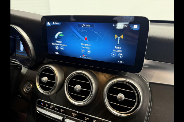 Mercedes-Benz GLC 300e 4MATIC Automaat PHEV AMG Line Navigatie Cruise Control Parkeersensoren Stoelverwarming Panorama dak Matrix LED-koplampen Virtual Cockpit Surround-systeem Burmester Inductielader