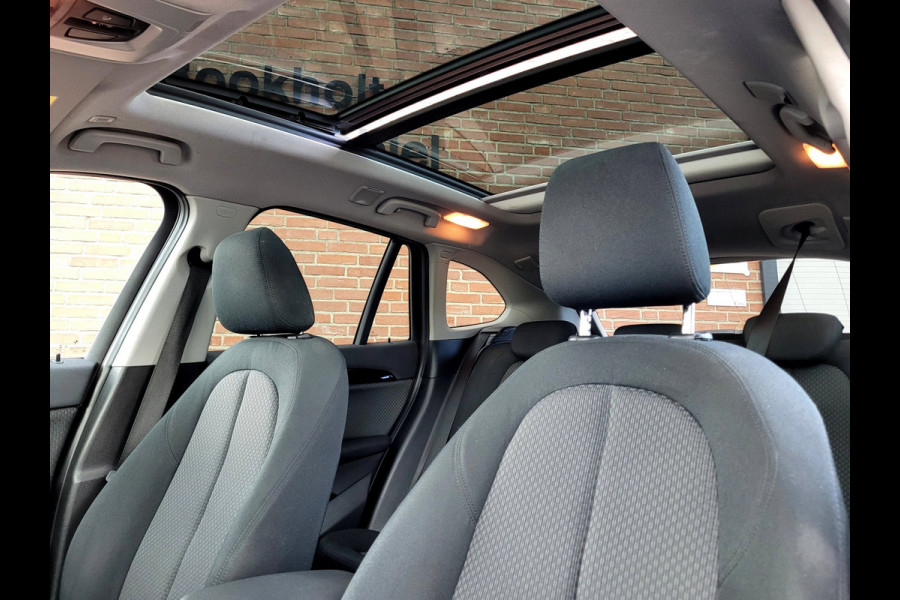 BMW X1 SDrive18i Panorama, Camera, All-season (Pirelli), M-grille, 18"