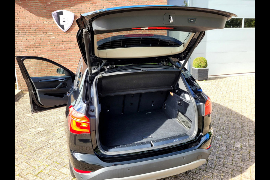 BMW X1 SDrive18i Panorama, Camera, All-season (Pirelli), M-grille, 18"