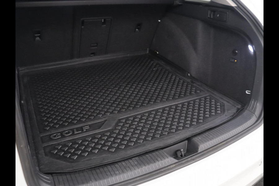 Volkswagen Golf Variant 1.5 eTSI Life Business | Trekhaak | Camera | Stoelverwarming | Apple Carplay |