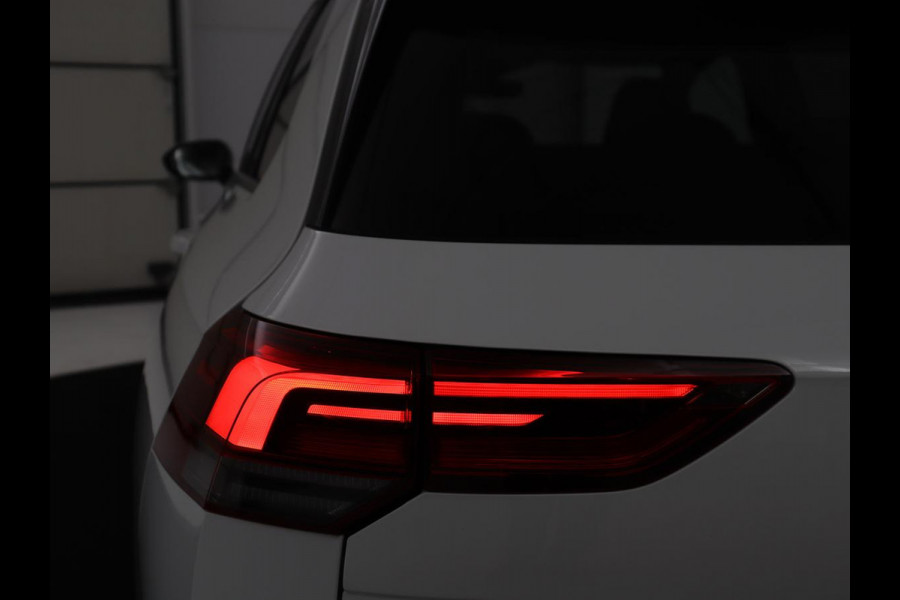 Volkswagen Golf Variant 1.5 eTSI Life Business | Trekhaak | Camera | Stoelverwarming | Apple Carplay |