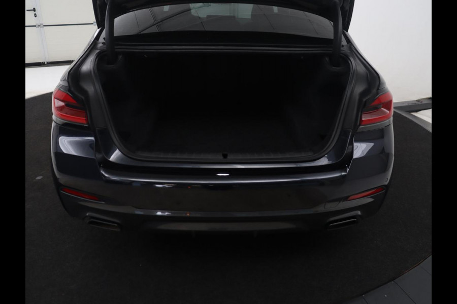 BMW 5 Serie 520i M-Sport | Leder | Stoelverwarming | Cruise control | Camera | Park assist | Navigatie | Carplay | Sfeerverlichting | Climate control | Full LED