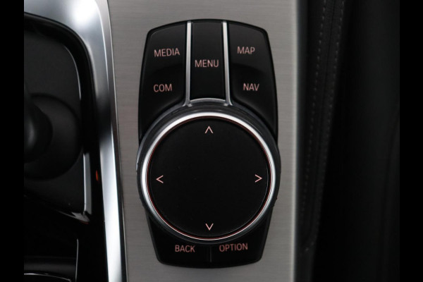 BMW 5 Serie 520i M-Sport | Leder | Stoelverwarming | Cruise control | Camera | Park assist | Navigatie | Carplay | Sfeerverlichting | Climate control | Full LED