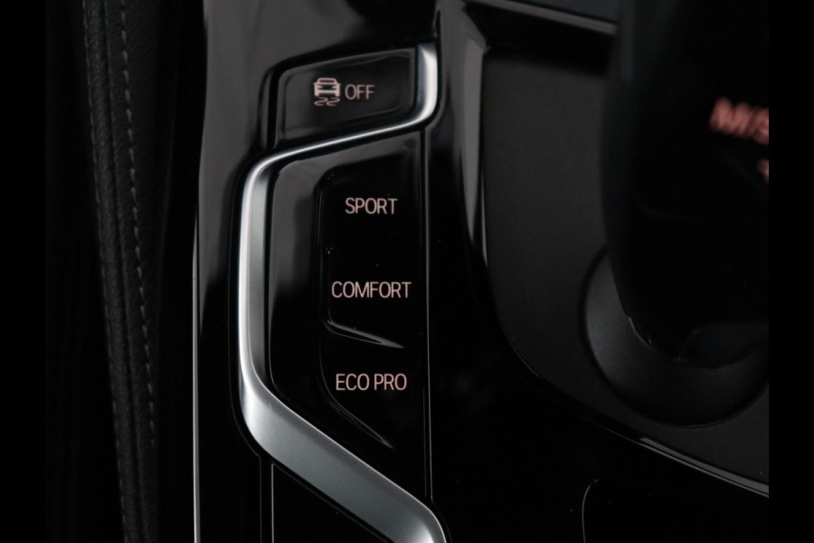 BMW 5 Serie 520i M-Sport | Leder | Stoelverwarming | Cruise control | Camera | Park assist | Navigatie | Carplay | Sfeerverlichting | Climate control | Full LED