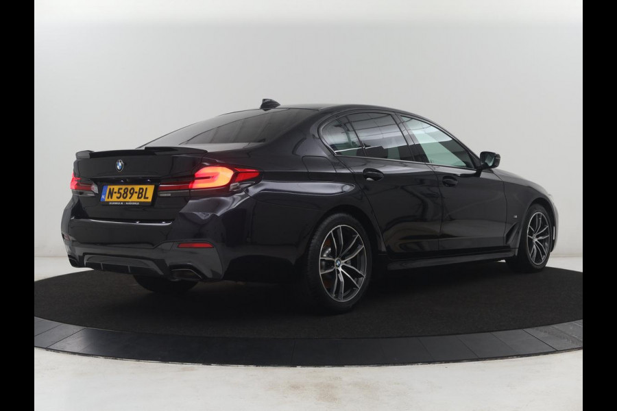 BMW 5 Serie 520i M-Sport | Leder | Stoelverwarming | Cruise control | Camera | Park assist | Navigatie | Carplay | Sfeerverlichting | Climate control | Full LED