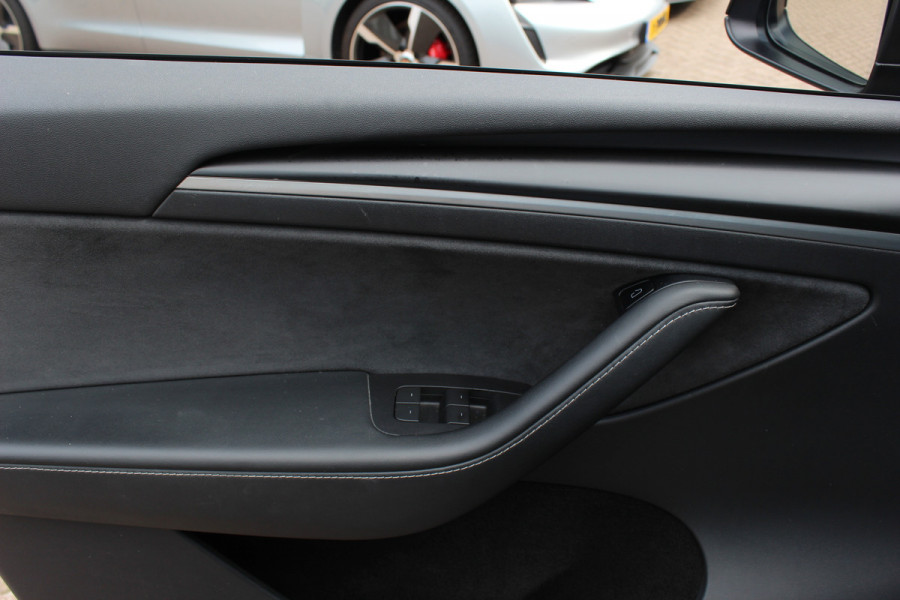 Tesla Model Y Long Range AWD 75 kWh / SOH 90,1% / Autopilot / Panoramadak / Camera / 20'' / Keyless / Leder / Dodehoek / Navigatie / Stoelverwarming